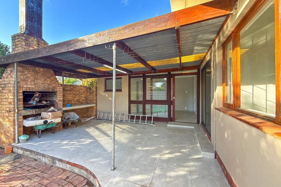 5 Bedroom Property for Sale in Monte Vista Western Cape